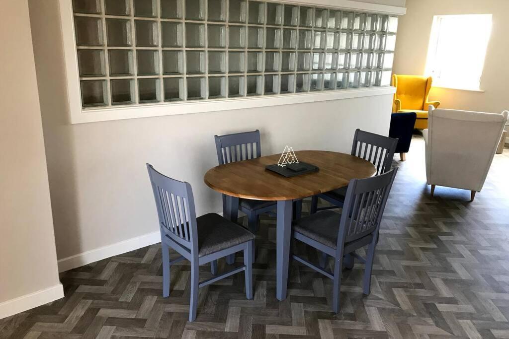 Stylish 3 Bed Apartment With Lough Atalia Views Galway Exterior foto