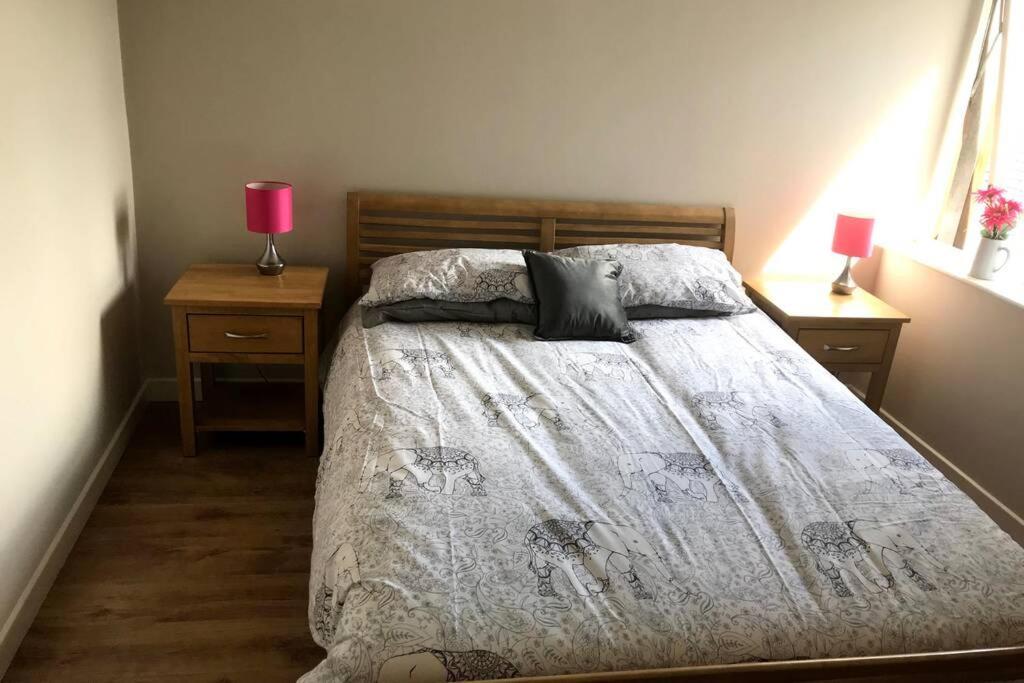 Stylish 3 Bed Apartment With Lough Atalia Views Galway Exterior foto